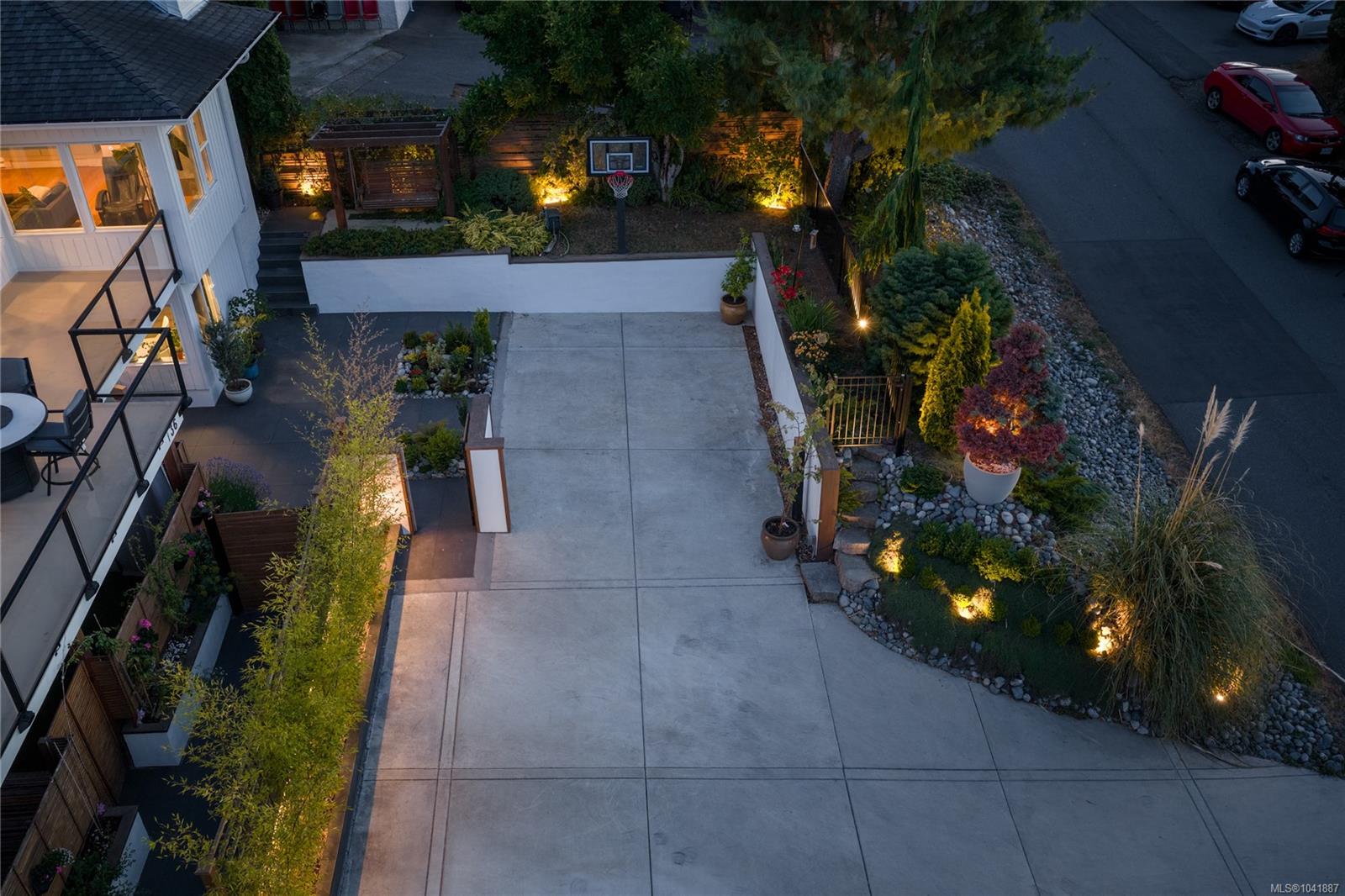 136 Maquinna Cres