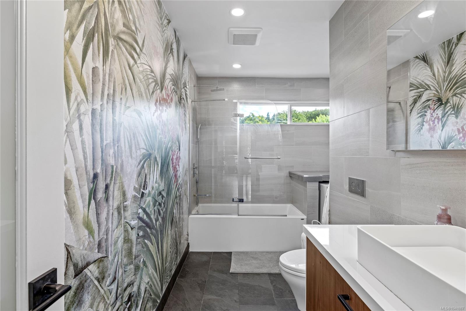 136 Maquinna Cres