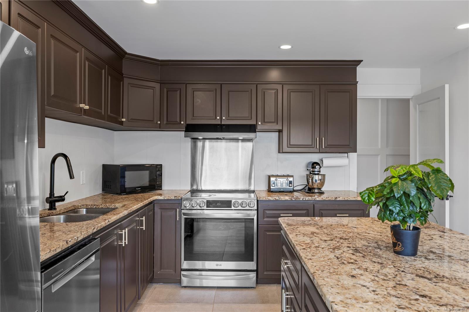 136 Maquinna Cres