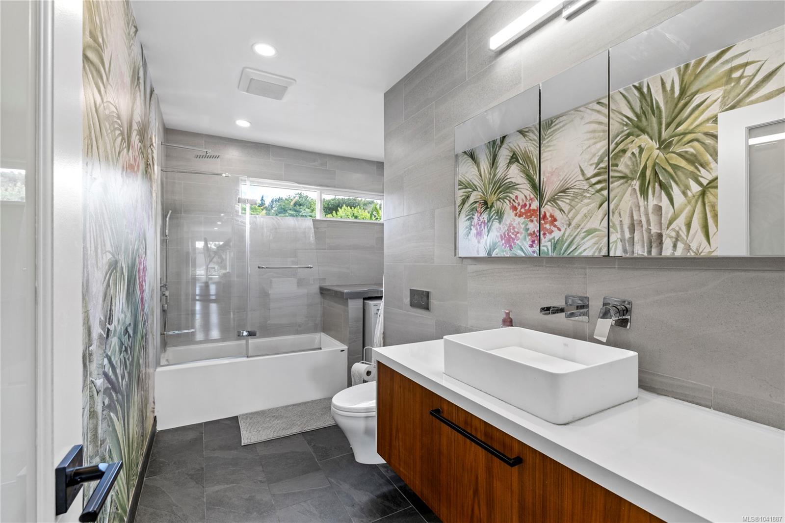 136 Maquinna Cres