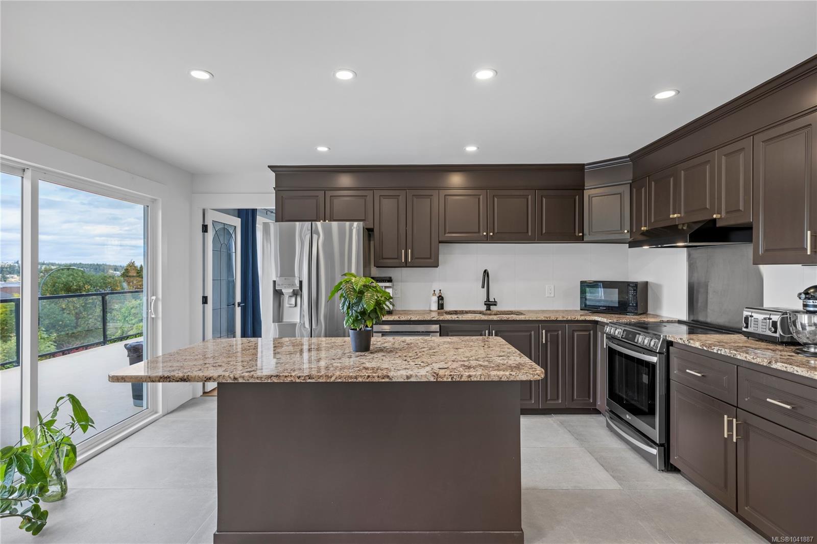 136 Maquinna Cres