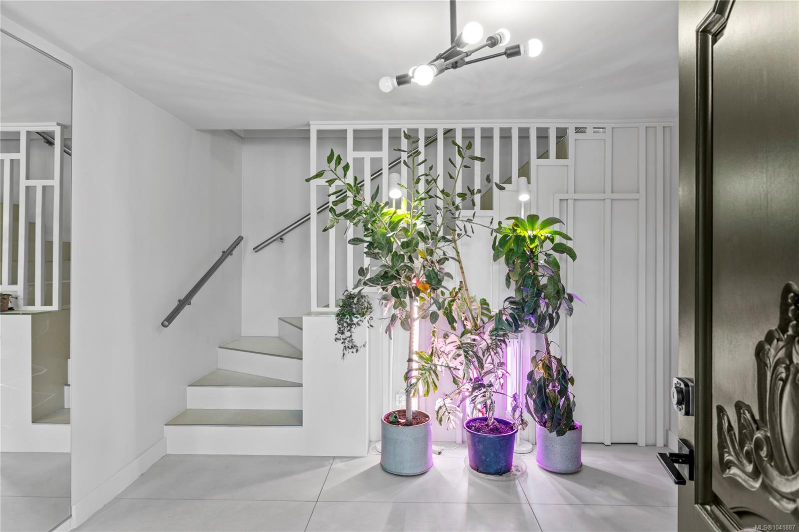 136 Maquinna Cres