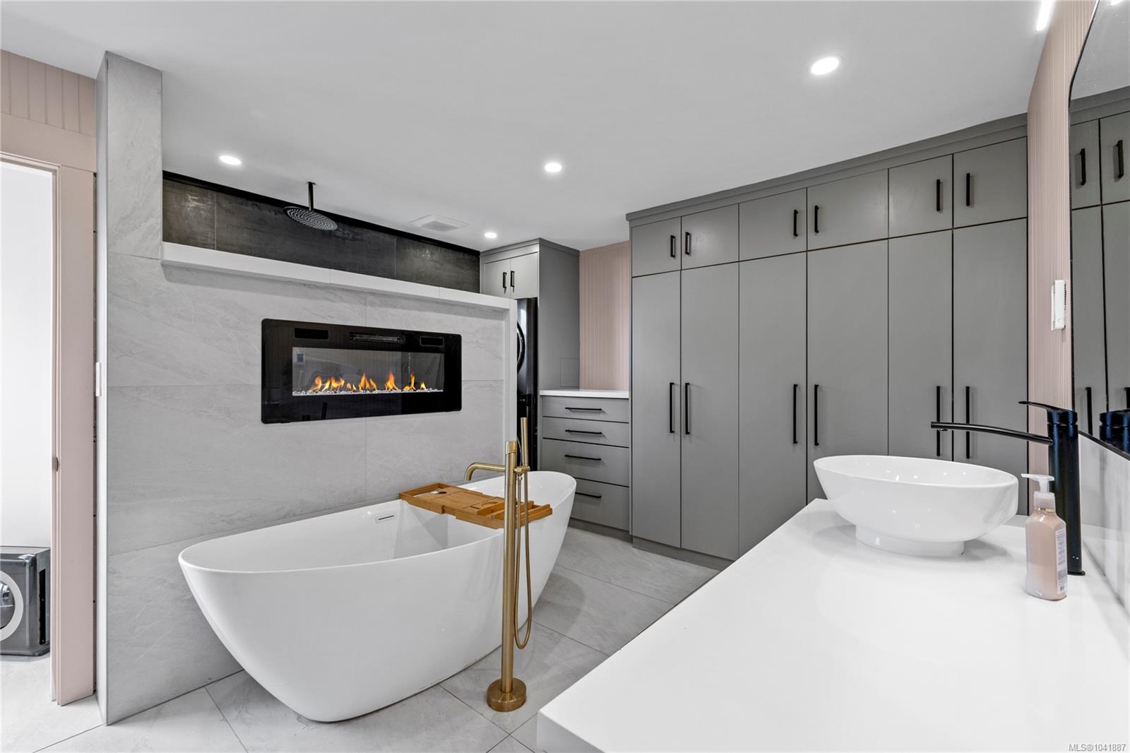 136 Maquinna Cres