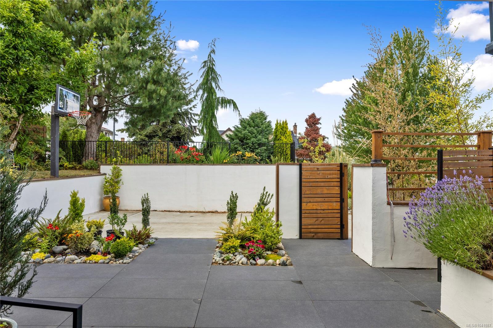 136 Maquinna Cres