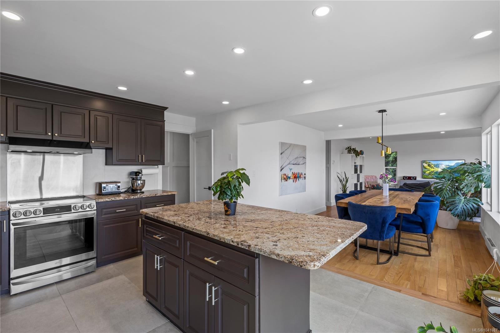 136 Maquinna Cres