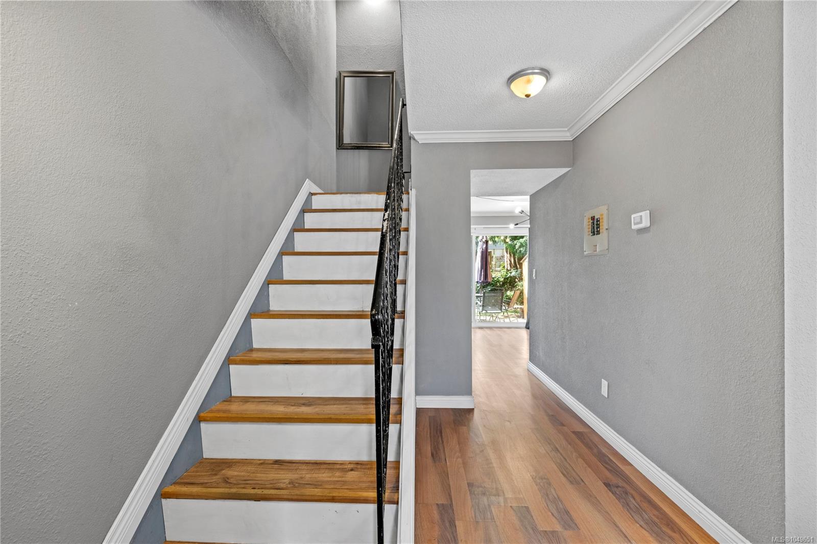 855 Howard Ave #6