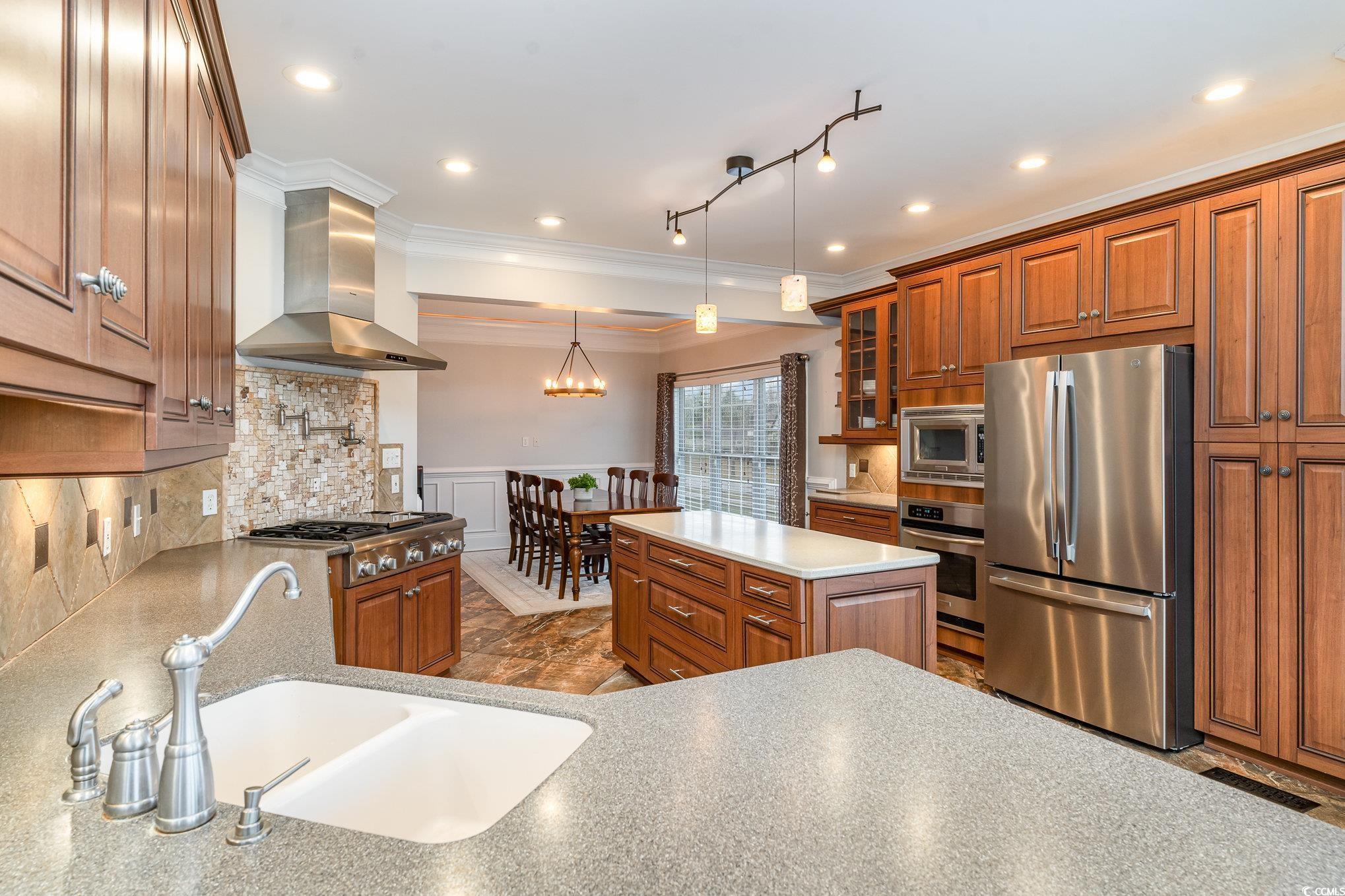 898 Bluffview Dr.