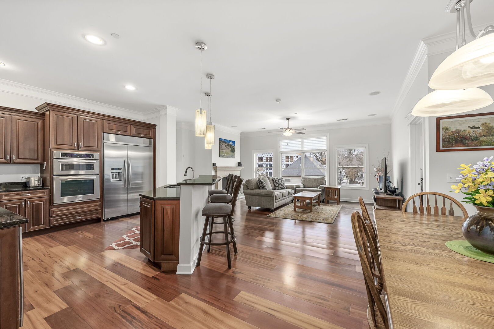 4929 FOREST Avenue Unit: 2E