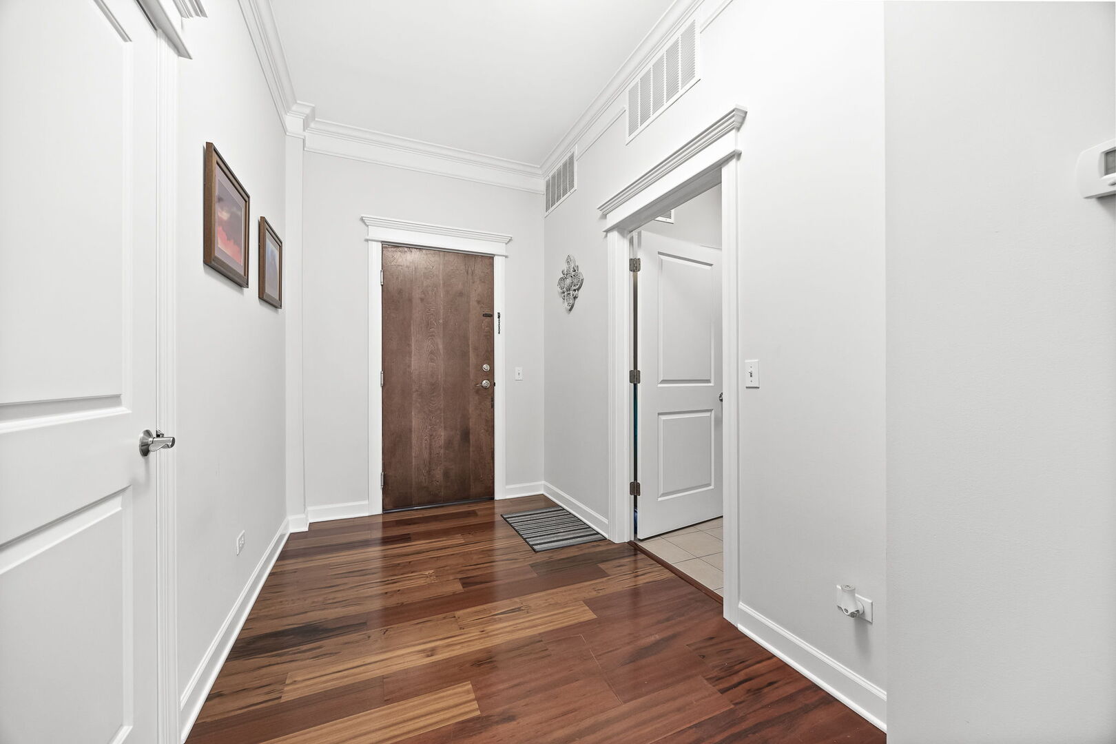 4929 FOREST Avenue Unit: 2E