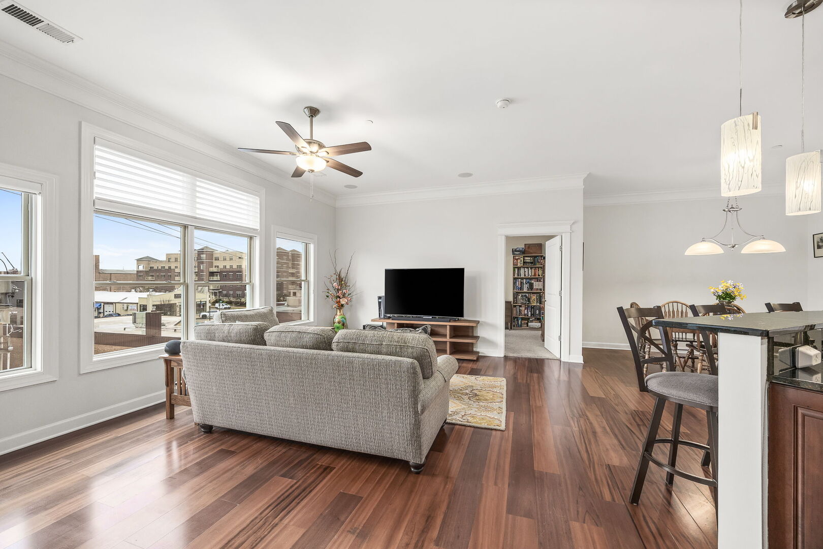 4929 FOREST Avenue Unit: 2E