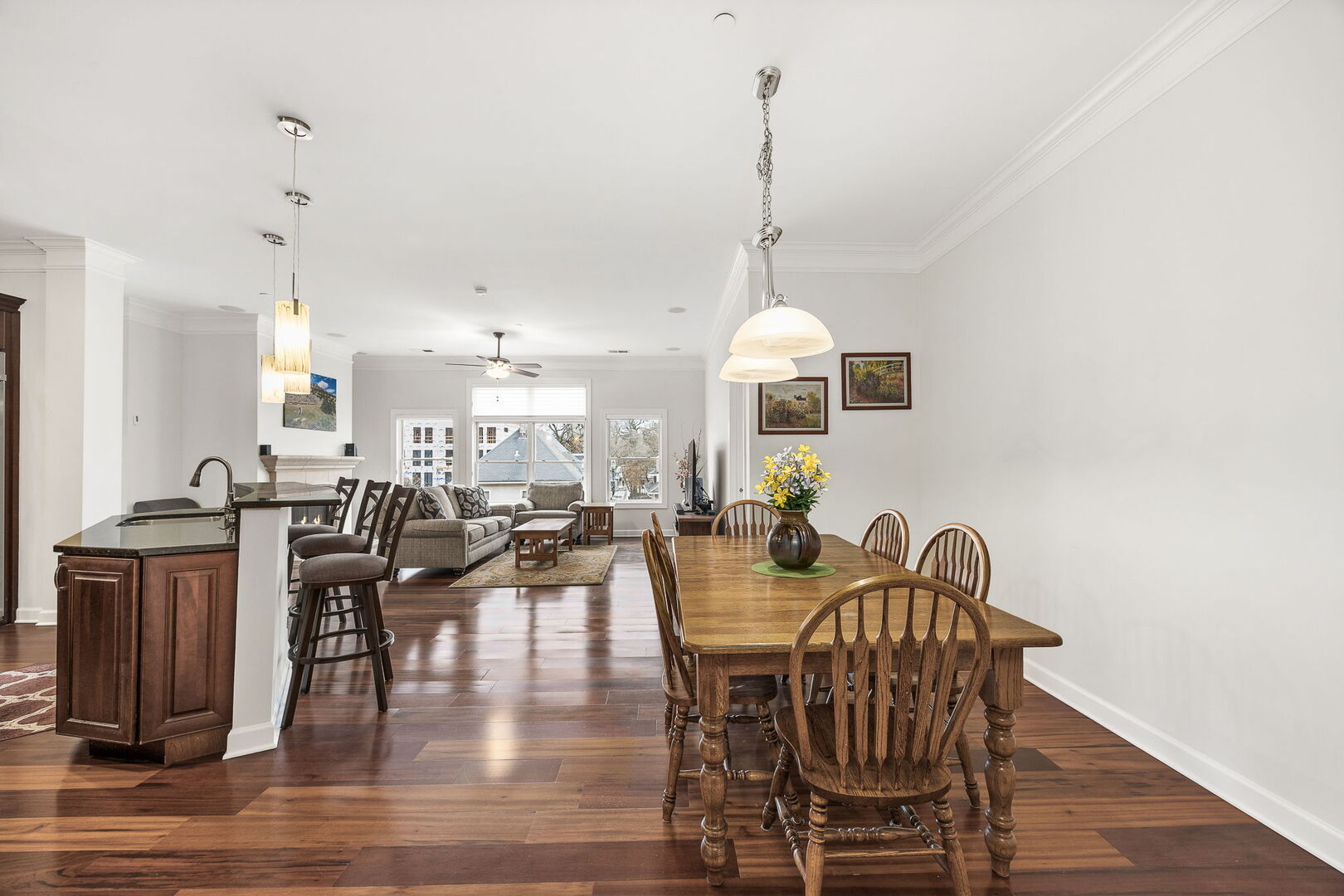 4929 FOREST Avenue Unit: 2E