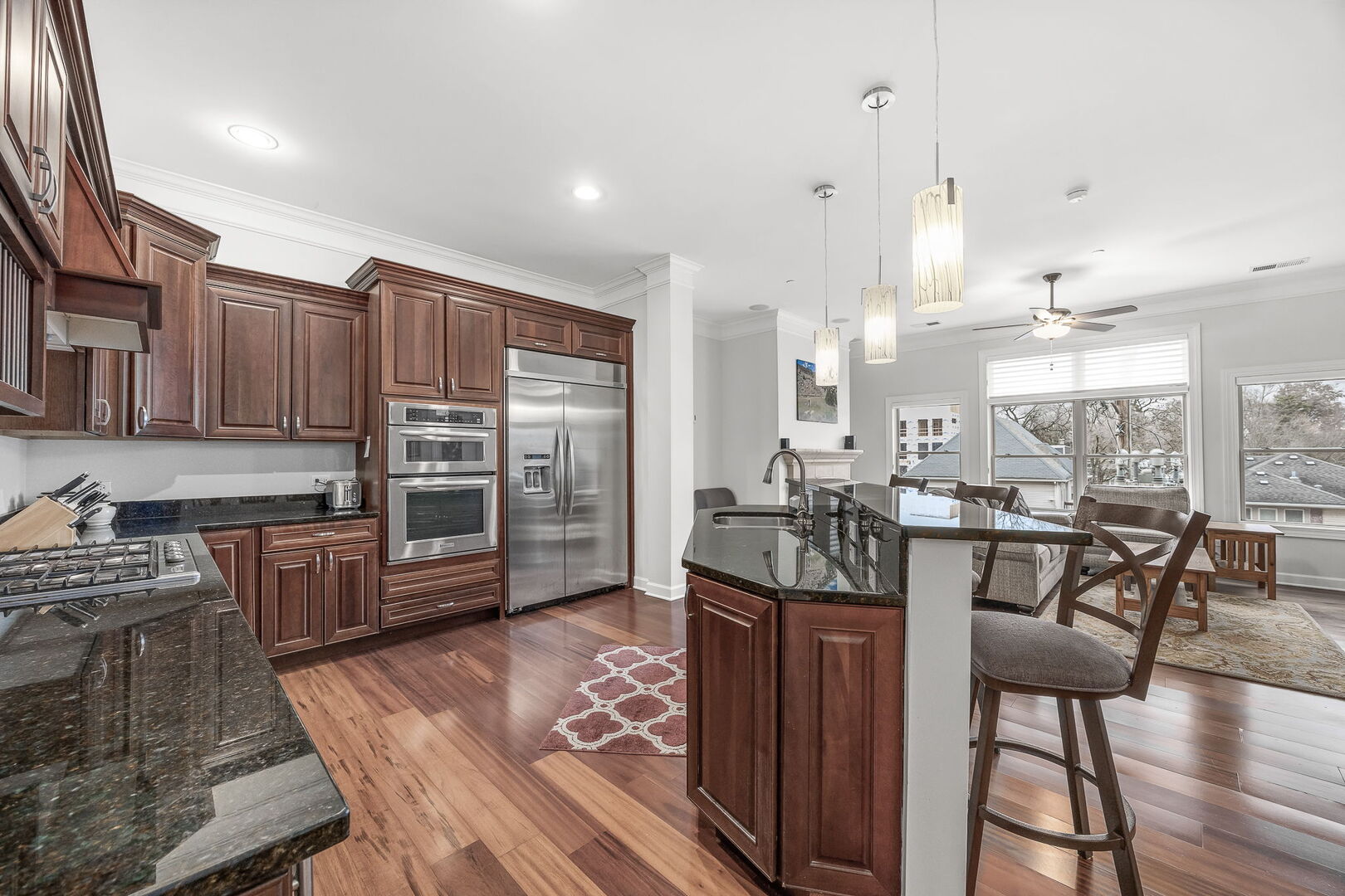 4929 FOREST Avenue Unit: 2E