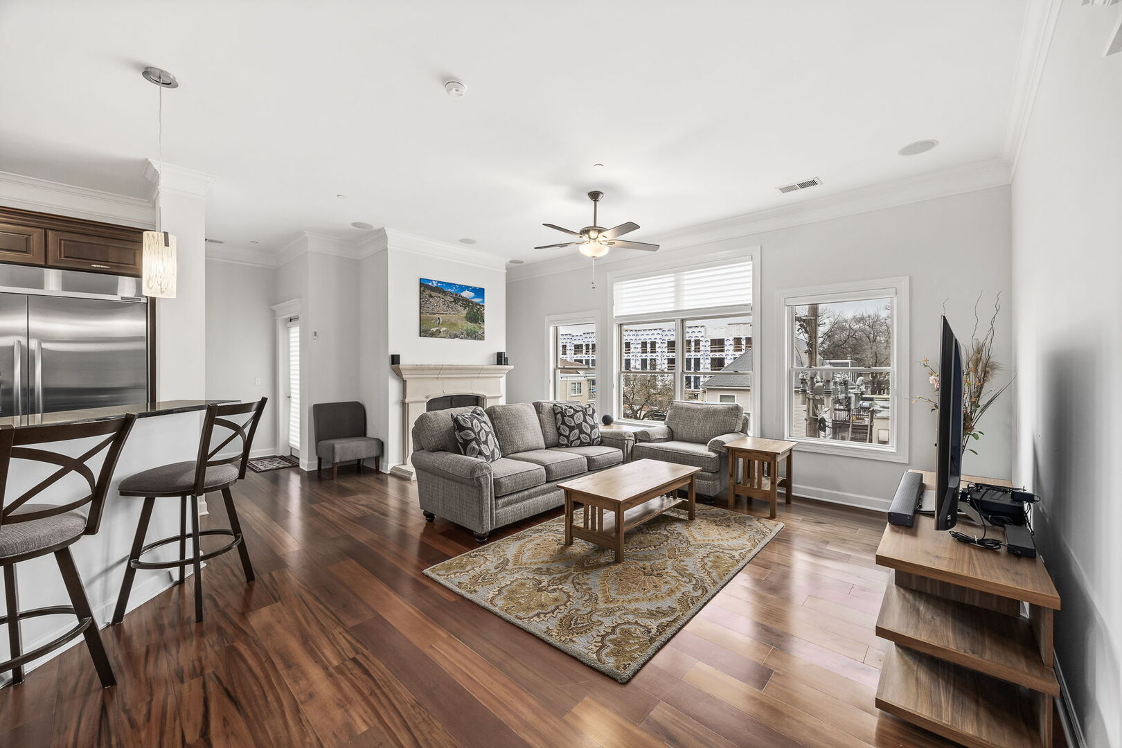 4929 FOREST Avenue Unit: 2E