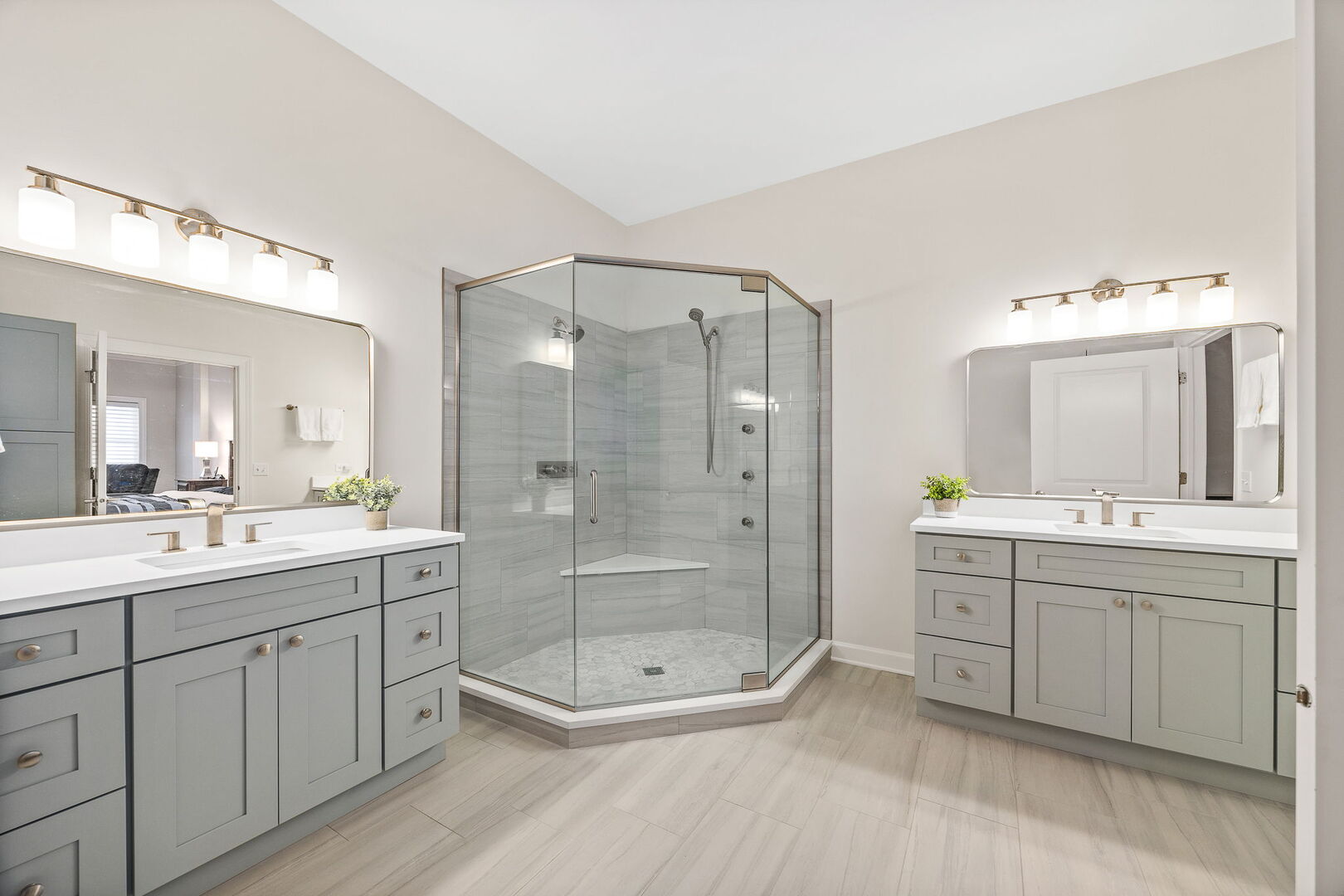 4929 FOREST Avenue Unit: 2E