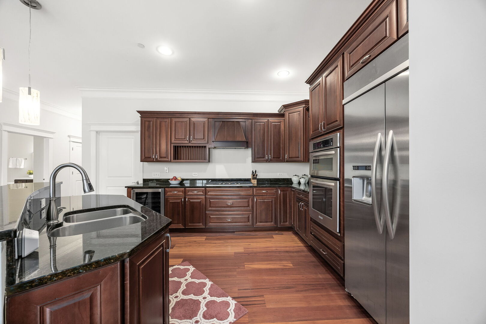 4929 FOREST Avenue Unit: 2E