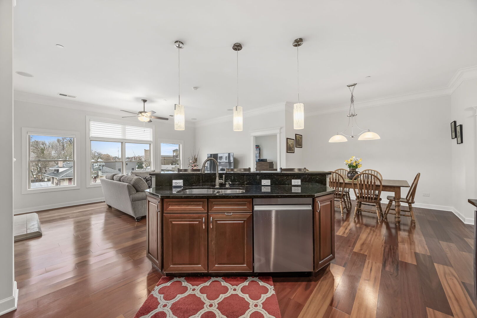 4929 FOREST Avenue Unit: 2E