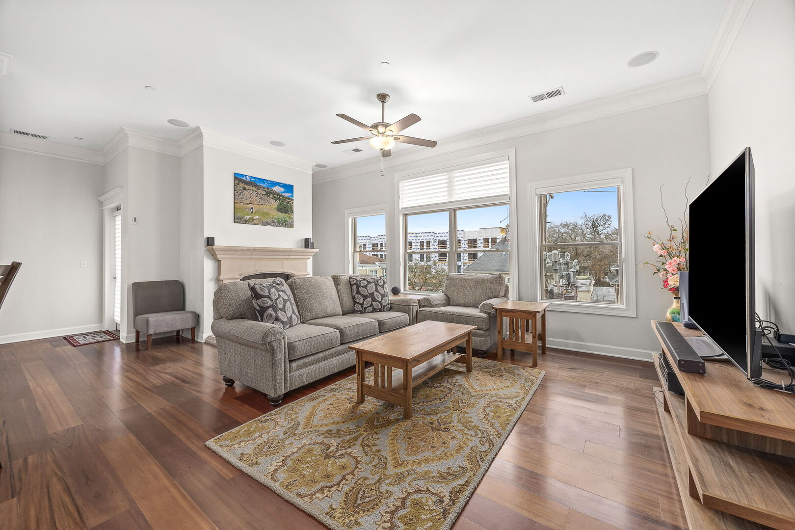 4929 FOREST Avenue Unit: 2E