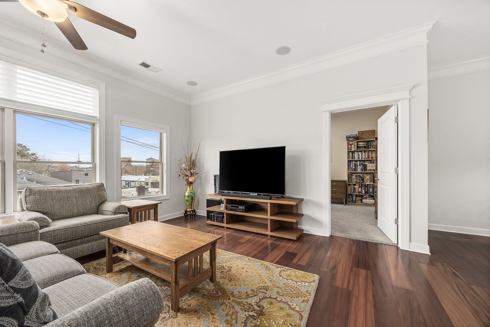 4929 FOREST Avenue Unit: 2E