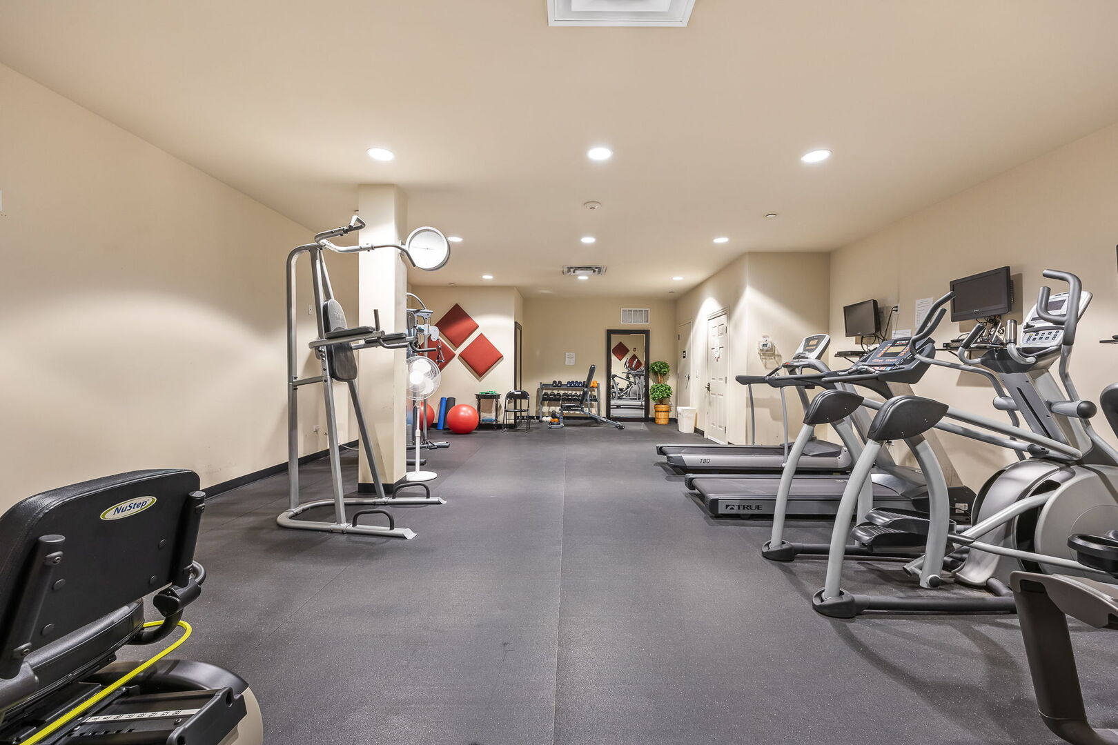 4929 FOREST Avenue Unit: 2E