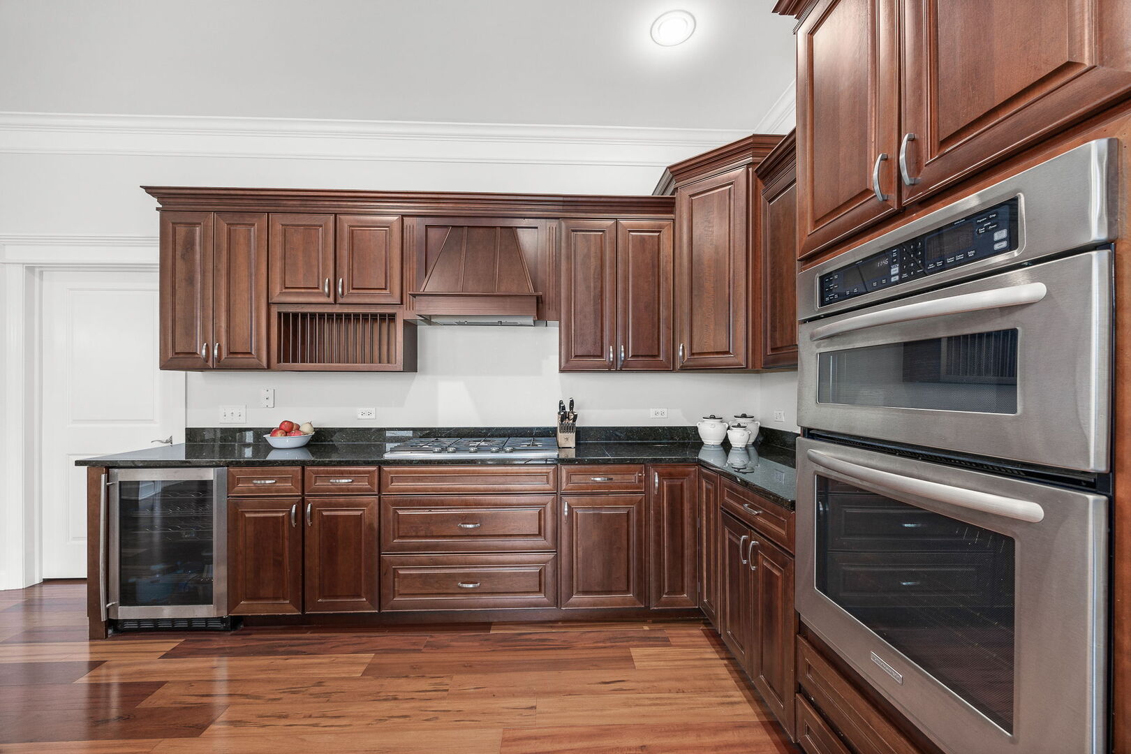 4929 FOREST Avenue Unit: 2E