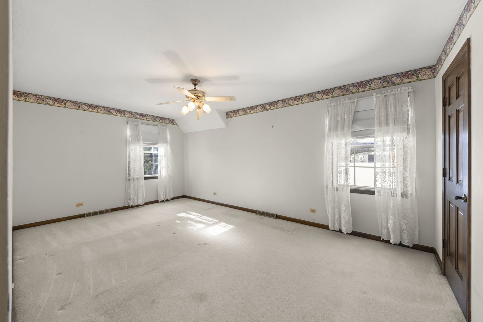 19W140 Avenue Chateaux