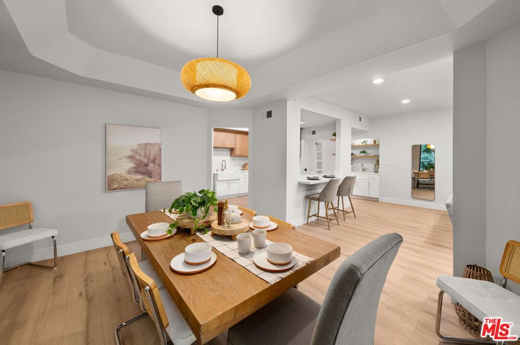 1875 Kelton Avenue 104