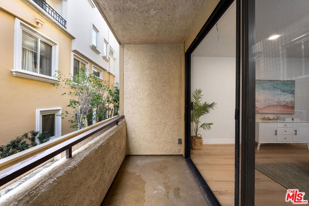 1875 Kelton Avenue 104