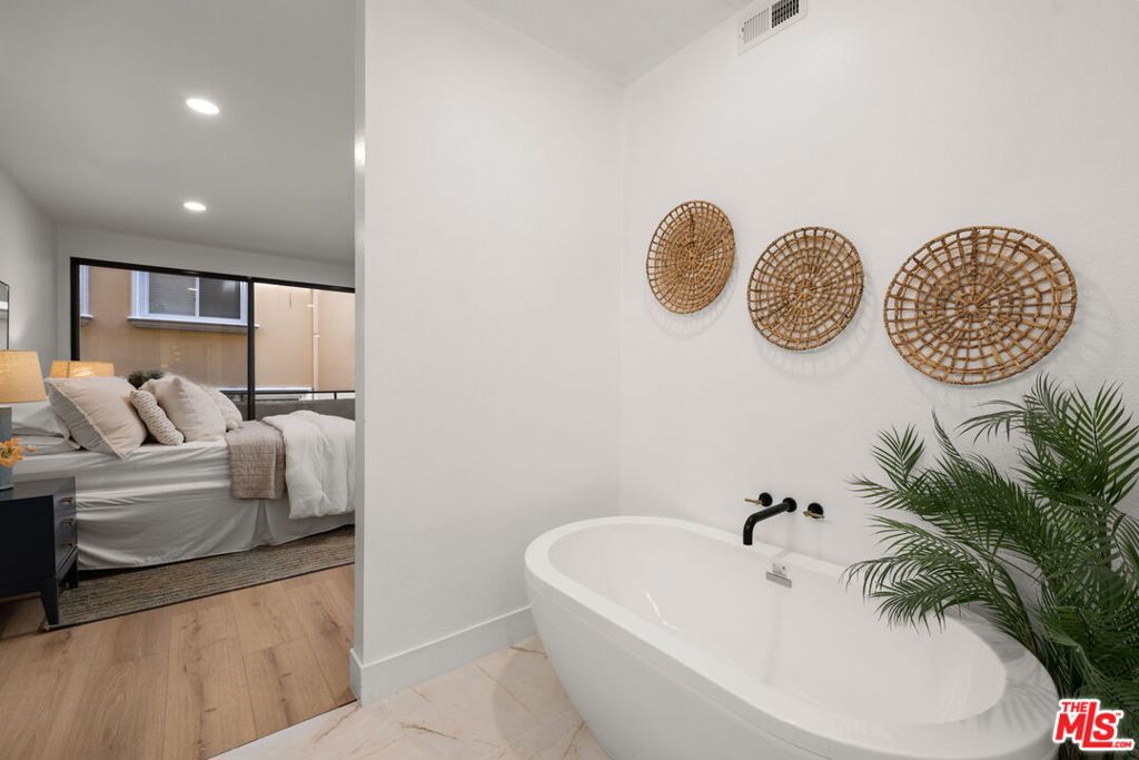 1875 Kelton Avenue 104