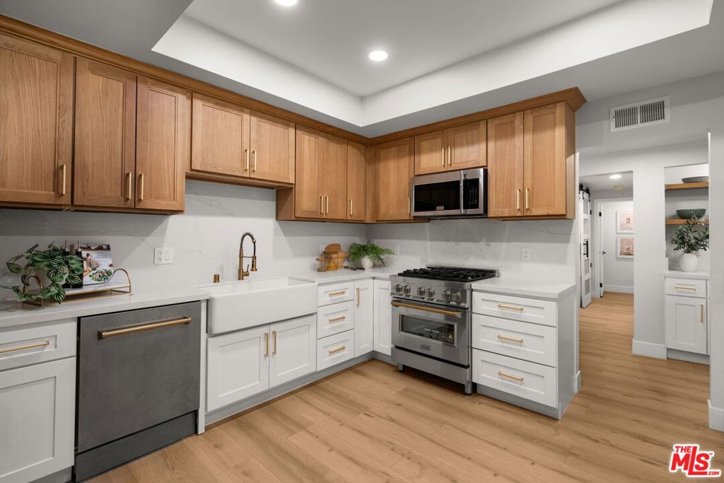 1875 Kelton Avenue 104