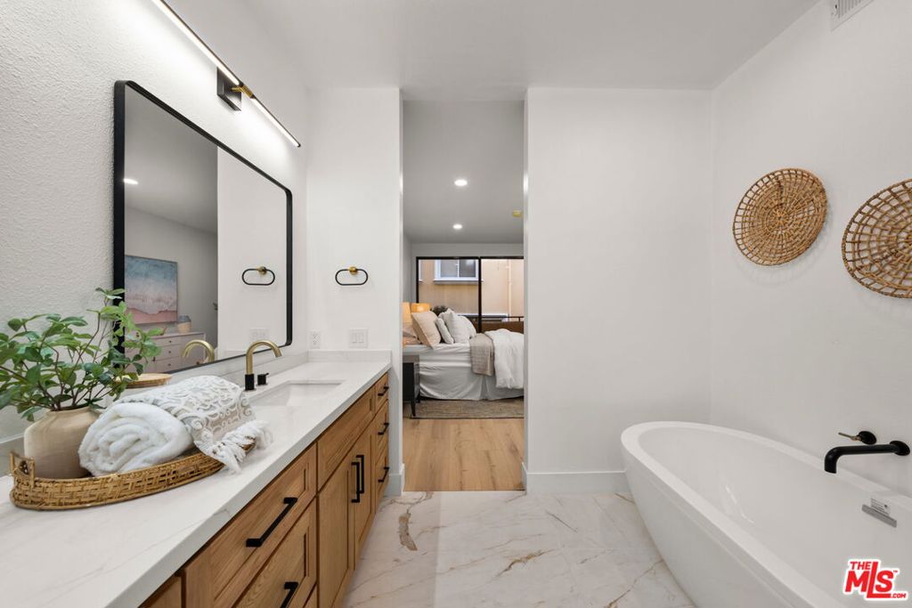 1875 Kelton Avenue 104