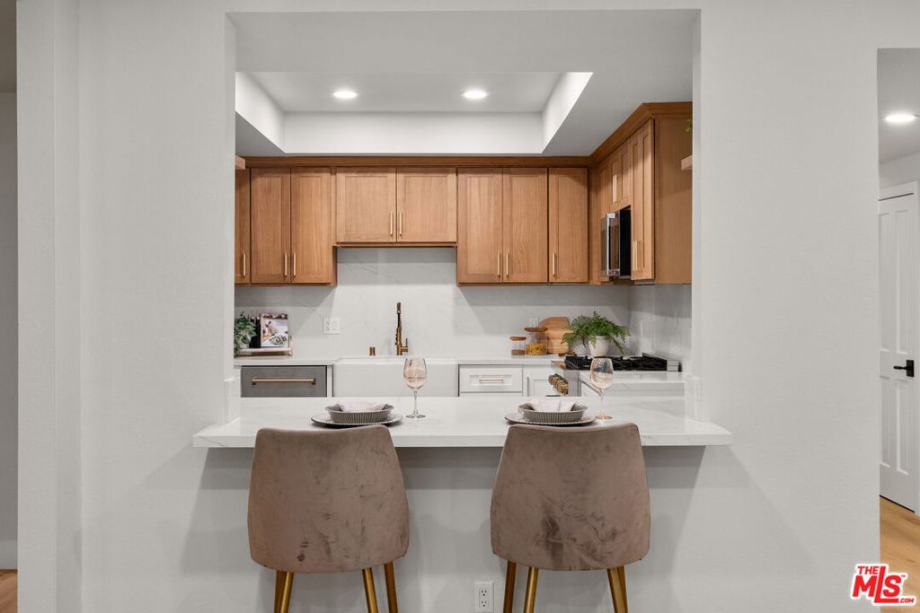 1875 Kelton Avenue 104