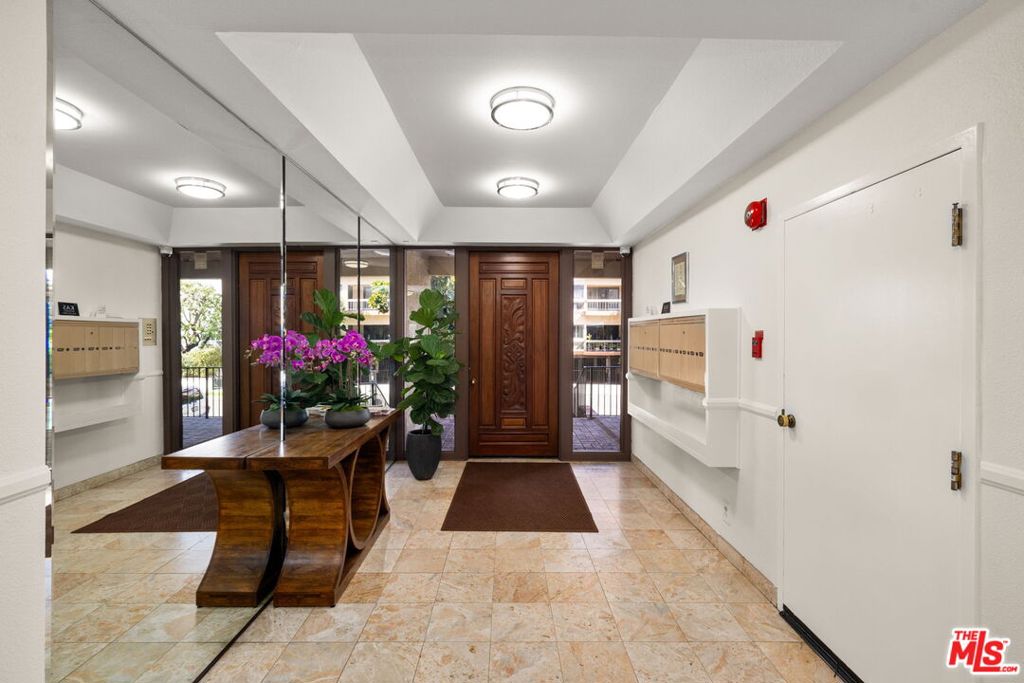 1875 Kelton Avenue 104