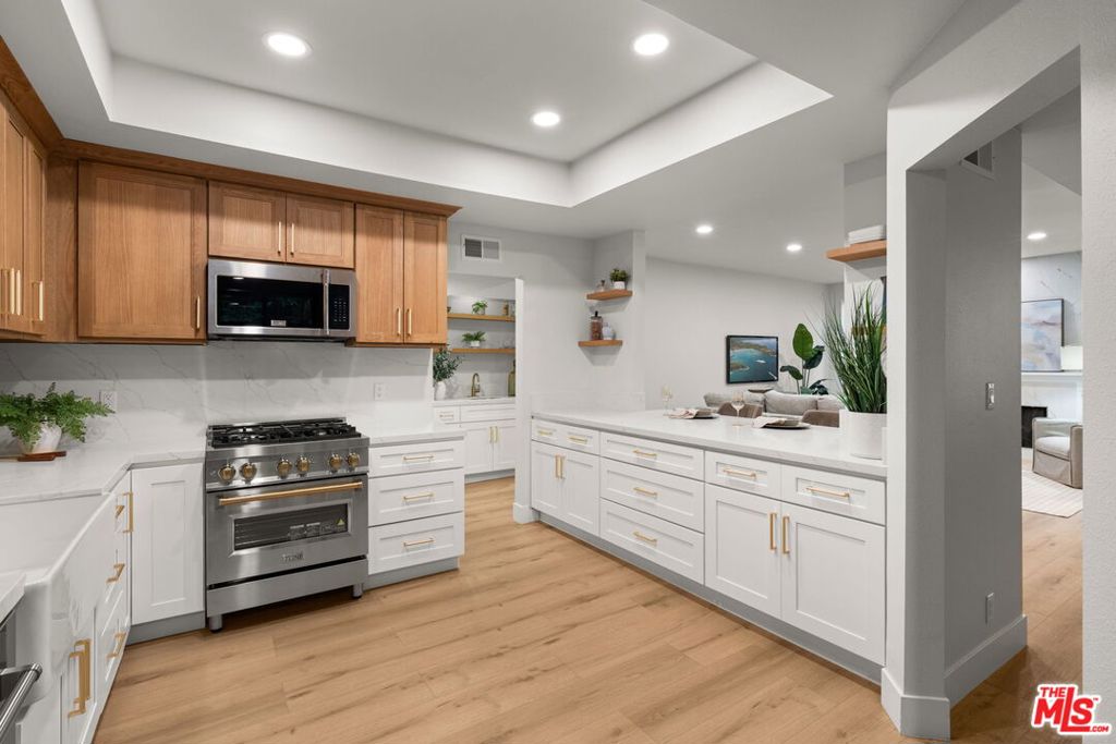 1875 Kelton Avenue 104