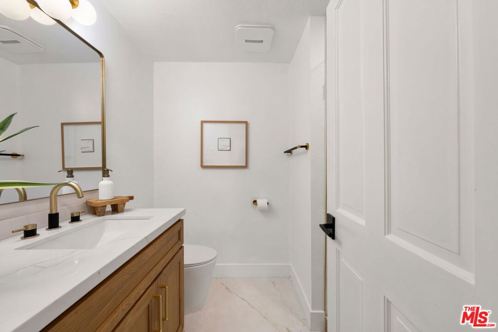 1875 Kelton Avenue 104