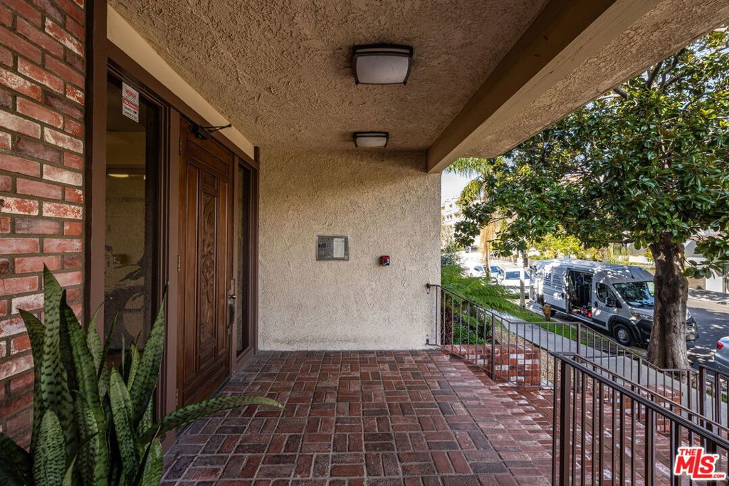 1875 Kelton Avenue 104