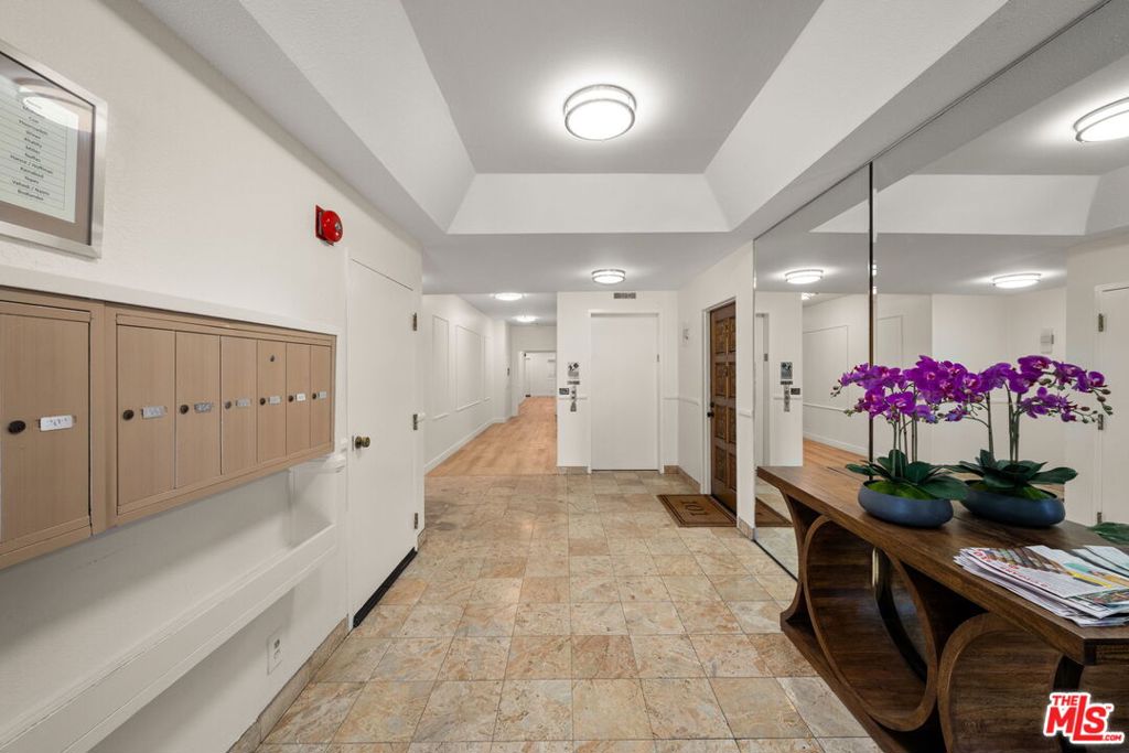 1875 Kelton Avenue 104