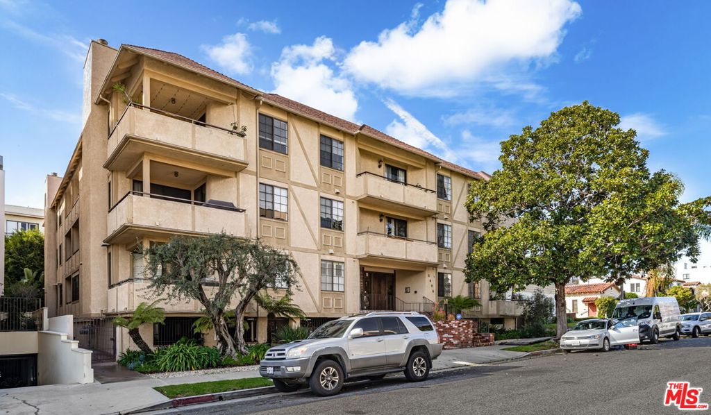 1875 Kelton Avenue 104