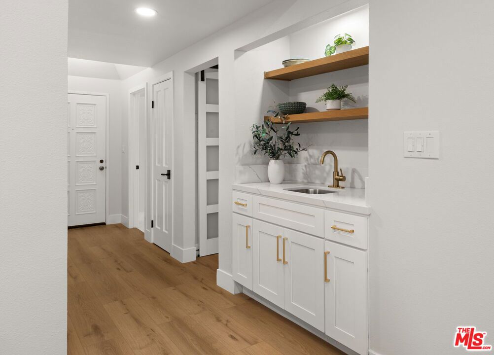 1875 Kelton Avenue 104