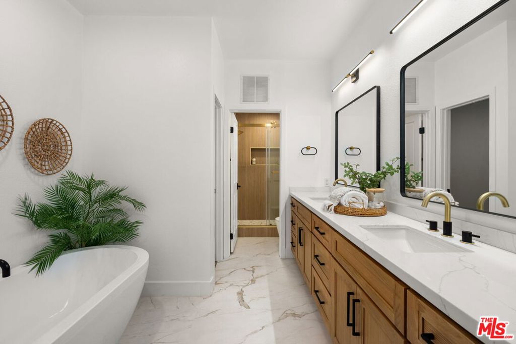 1875 Kelton Avenue 104