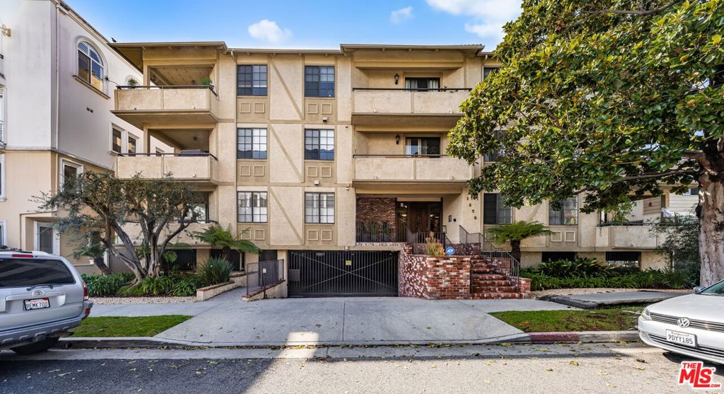 1875 Kelton Avenue 104