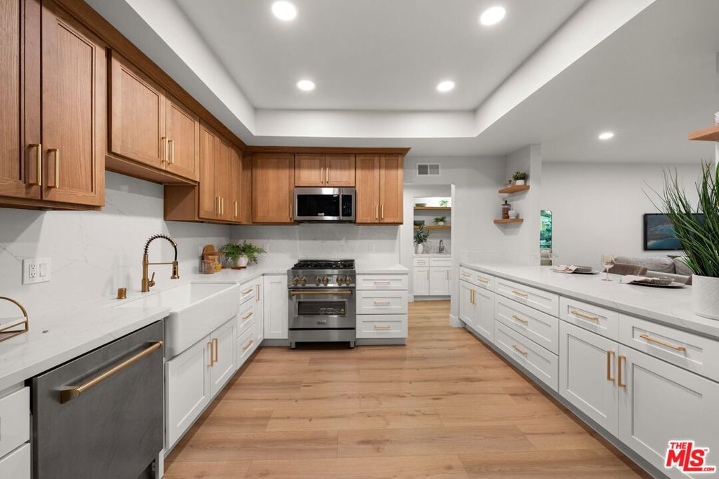 1875 Kelton Avenue 104