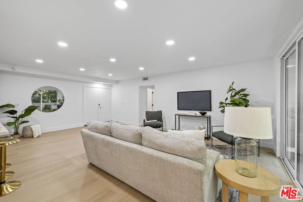 1025 N Kings Road 113