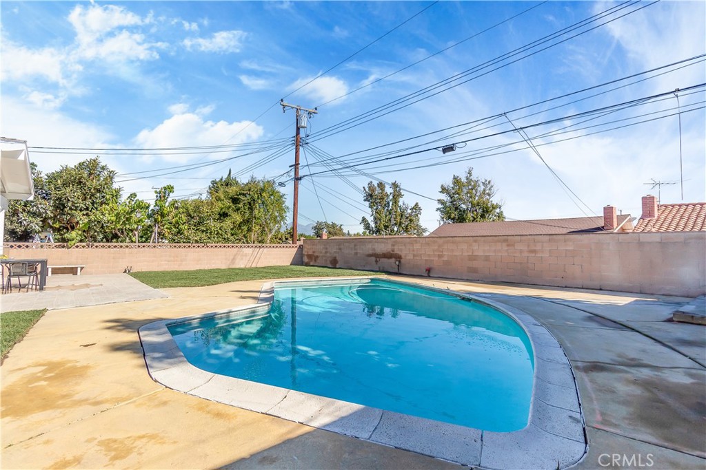 1152 Folkstone Avenue