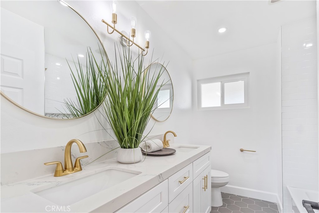 1152 Folkstone Avenue