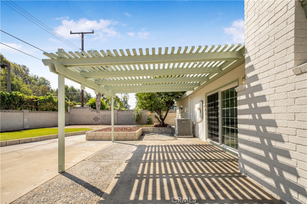 2713 N Larchmont Avenue