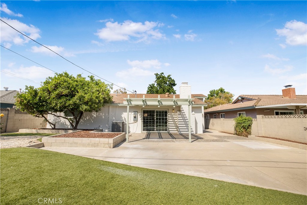 2713 N Larchmont Avenue