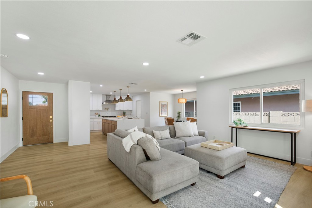 2713 N Larchmont Avenue