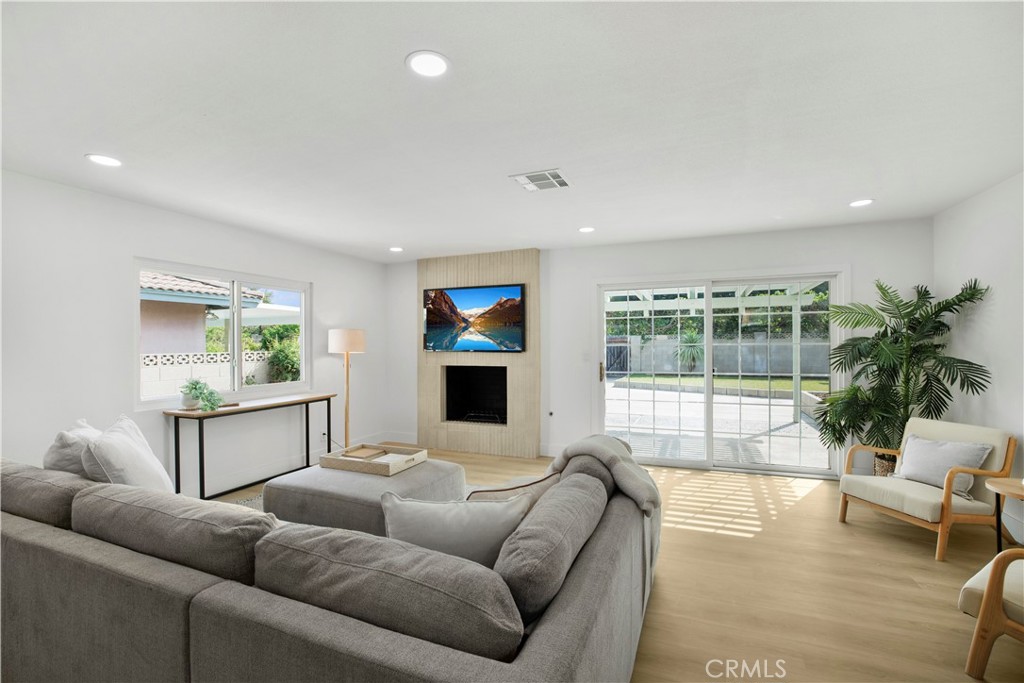 2713 N Larchmont Avenue