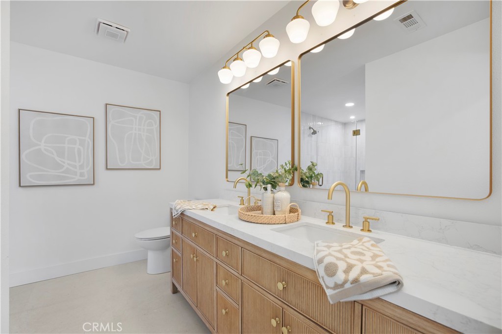 2713 N Larchmont Avenue