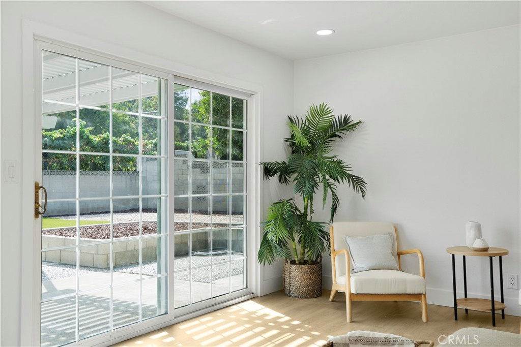 2713 N Larchmont Avenue